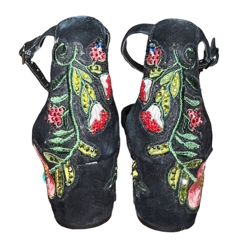 Steve Madden sandals Black Suede Leather w/ floral embroidery Size 6. So cute.